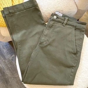Everlane straight leg crop in army green ✨